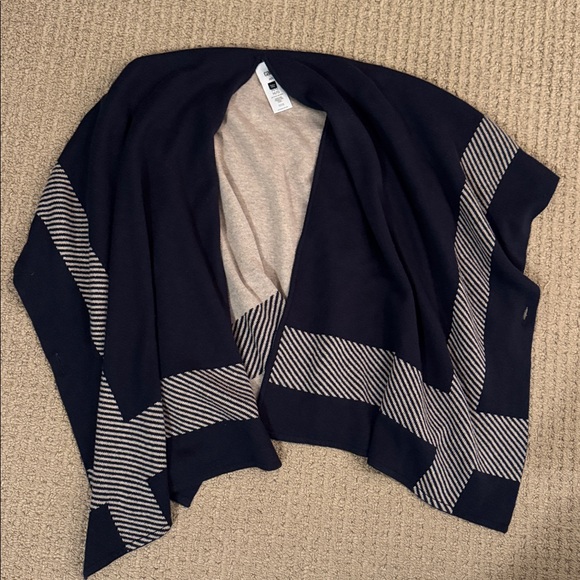 CAbi Reversible Poncho in Med/Large, Navy and Khaki - Picture 4 of 7